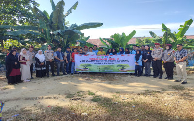 Penanaman Pohon Green Policing Bersama IPTU Ismadi, BKO Unit Reskrim Polres Kampar di SMK Negeri 1 Bangkinang.